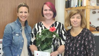 Bild: SVE Nabburg/exb
Elisabth Ott rechts) übernimmt die Leitung von Maria Herrmann. Links im Biild die Konrektorin des Förderzentrums Nabburg, Anja Guida.