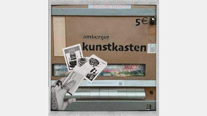 Bild: Stefan Reuther/exb
500 Euro erhält die Amberger Tafel aus dem Amberger Kunstkasten. Im Bild (von links) einige Kunstwerke von Michl Gölling, dem Atelier Michaela Peter/Matthias Mulzer, Robert Rist und H.D.Götzenleuchter, die regelmäßig für den Kasten produzieren.