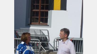 Bild: Bild: Niklaus/exb
Die Amberger Stadträtin Veronika Niklaus und der Freiberger Stadtrat Jens Grigoleit vor der Stadtfahne Ambergs in Freiberg.