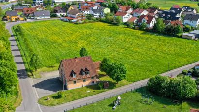 Luftbild: Robert Neuber/exb
Das Umfeld des Feuerwehrhauses Kastl (vorne) soll beplant werden. Rund 8000 Quadratmeter der angrenzenden Grüuflächen gehören der Gemeinde. Eine Machbarkeitsstudie soll aufzeigen, wie dort die künftige Kinderkrippe und die Erweiterung des Gerätehauses sinnvoll umgesetzt werden können.