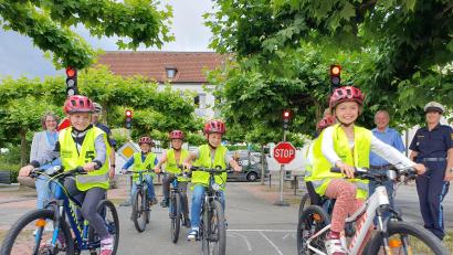Bild: kaz
Die Jugendverkehrsschule im Landkreis Tirschenreuth besitzt nun vier neue, digitale Ampeln für die Verkehrserziehung. Für das Foto durften die Kinder ausnahmsweise ihre Hausschuhe anlassen.