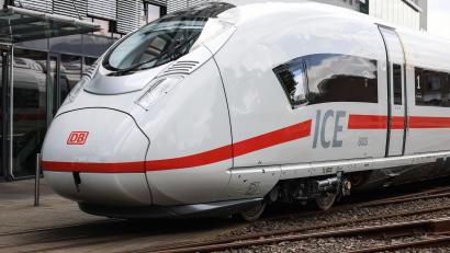 Bild: Oliver Berg/dpa
Bei 160 Km/h stand ein Mann auf der Kupplung zweier ICE-Waggons.