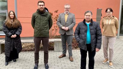 Bild: Maria Schuierer/exb 
Dennis Fricken (Zweiter von links) wurde als neuer Klimaschutzmanager von Oberbürgermeister Andreas Feller (Mitte) willkommen geheißen.