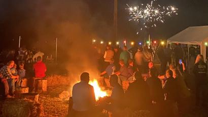 Bild: am
Ein Highlight des Fronhofer Dorffests ist das Feuerwerk, das auch viele Besucher vom Lagerfeuer aus verfolgen.