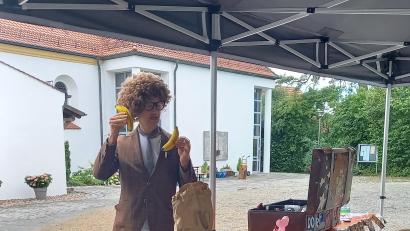 Bild: Sandra Preitschaft/exb
Zauberer Lesslie Teah alias Markus Koch aus Ensdorf verblüfft Jung und Alt mit seinen Tricks.