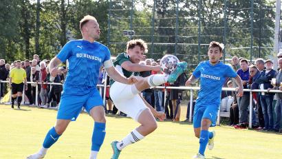 Archivbild: Peter Perzl
Akrobatisch behauptet der Mitterteicher Pascal Höcht (Mitte) beim 3:1-Sieg im Derby beim FC Vorwärts Röslau den Ball gegen Tobias Benker (links) und Emre Akgün. Am Mittwoch holt der SV Mitterteich die am Sonntag ausgefallene Partie gegen die SpVgg Bayreuth II nach.
