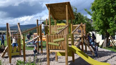 Bild: gi
Die Buben und Mädchen probieren beim Spielplatzfest in Heumaden gleich den neuen Kletterturm aus.