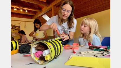 Bild: Gabi Schönberger
Pfadfinderin Antonia Kurz bringt beim "Upcycling"-Workshop Kindern bei, wie aus Abfall Neues entstehen kann.