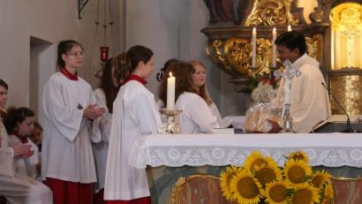 Bild: Dobler/exb
Verabschiedung Pfarrer Pater Antony D´Cruz. Die Minis übergeben ein Geschenk.