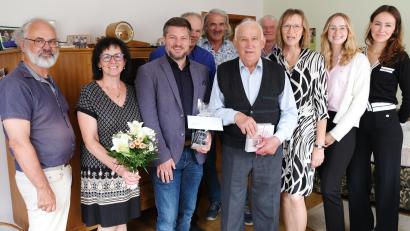 Bild: mab
Neben der Familie gratulieren auch Pfarrer Heinrich Rosner (links) und Bürgermeister Peter Neumeier (Dritter von links) zum 90. Geburtstag von Hans Bierler (Fünfter von rechts).