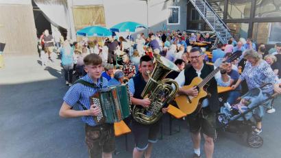 Bild: gz
Musiklehrer Stefan Karl unterstützt das Duo "Steirisch Blech" mit Simon Maier aus Eslarn (Steirische Harmonika) und Johannes Spießl aus Schönsee (Tuba).
