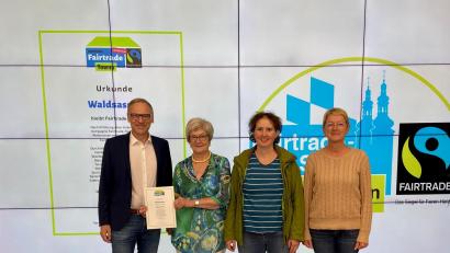 Bild: Stefanie Ernstberger/exb
Das Zertifikat überreicht hat Bürgermeister Bernd Sommer (von links) an die Steuerungsgruppe – Gudrun Sirtl, Christina Kunz und Paula Pöllinger.