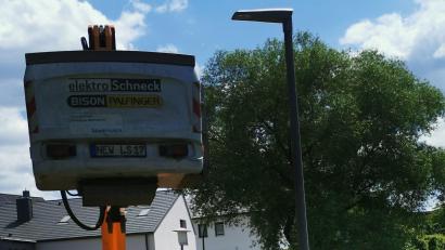 Bild: Karl Meier/exb
Tausch der gut 300 bestehenden Natriumdampflampen („Pilzlampen“) in sparsame LED-Lampenköpfe im Stadtgebiet Neustadt/WN.