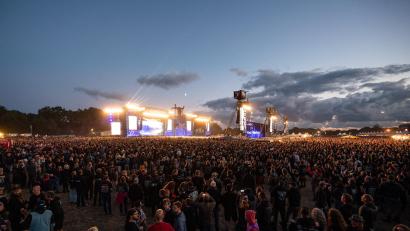 Bild: Daniel Reinhardt/dpa
Am Wochenende wird es laut: Das Wacken-Festival geht in die nächste Runde. Bei der Anreise kommt es allerdings zu Verzögerungen.