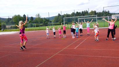 Archivbild: bkr
Petra Meyer (links) bietet im Ferienprogramm wieder Zumba-Schnupperstunden für Kinder an.