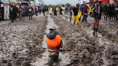Bild: Christian Charisius
Metal-Fans sind auf dem schlammigen Festivalgelände unterwegs. Das Wacken Open-Air (WOA) vom 2. bis 5. August gilt als größtes Heavy-Metal-Festival der Welt und ist ausverkauft.
