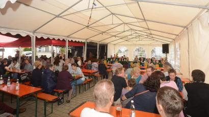 Bild: bey
Statt wie üblich am Zimmerplatz ist die Stadtkapelle Pleystein bei der Serenade unter dem schützenden Zeltdach.