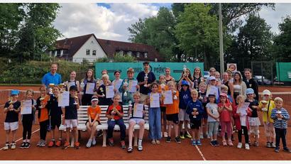 Bild: Kristina Striegl/exb
Die Tennis-Stadtmeisterschaften in Neustadt. Die jungen Spieler legen sich mächtig ins Zeug.