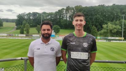 Bild: Izmire/exb
Erdal Izmire (links), der Sportliche Leiter der DJK Gebenbach, freut sich über die Verpflichtung von David Vidovic vom ATSV Erlangen.