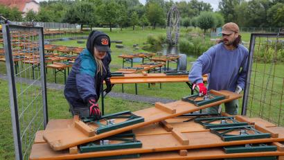 Bild: Wolfgang Steinbacher
Der Aufbau für das Festival "Sommer in der Stadt" im Amberger Landesgartenschaugelände war am Mittwoch von Regen begleitet.