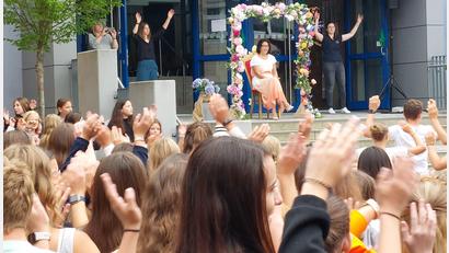 Bild: Naabtal Realschule/exb
Ein Flashmob zeigt die Beliebtheit der verabschiedeten Schulleiterin Hannelore Reil-Heining.