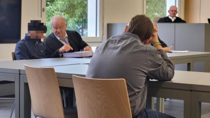 Bild: Würth, Wolfgang
Der Angeklagte (Vordergrund) und das Opfer der Messerattacke (links) mit seinem Anwalt Hans-Wolfgang Schnupfhagn und Staatsanwalt Wolfgang Voit (Hintergrund).