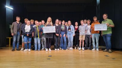 Bild: Tobias Neubert/exb
Spendenübergabe in der Lobkowitzrealschule in Neustadt. Die Schüler übergeben Geld an die Kinderkrebshilfe und das Team Bananenflanke.