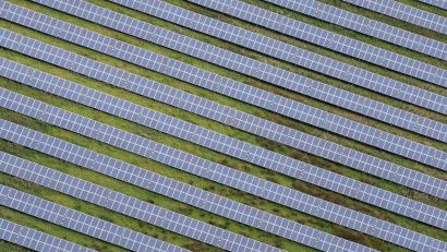 Bild: Daniel Reinhardt/dpa
Der Gemeinderat Kümmersbruck leitet erste Schritte für den Bau einer Freiflächen-Photovoltaikanlage in der Gemarkung Gärmersdorf ein.