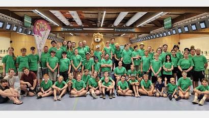 Bild: Werner Kraus/exb
Die Teilnehmer und Betreuer des Stiftlandgaus bei der Siegerehrung in der Luftdruckhalle der Olympia Schießanlage in Garching-Hochbrück mit dem Maskottchen der Bayerischen Sportschützenjugend „Guschu“.