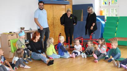 Bild: Nicole Koller
Die Begeisterung bei Kindern und Betreuerteam vom Kindergarten St. Ursula ist groß bei der Übergabe der neuen Gartenfahrzeuge durch den Elternbeirat.