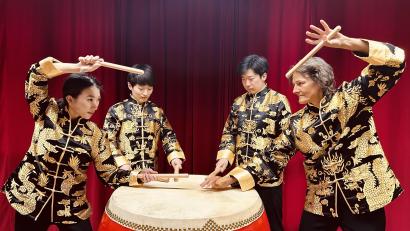 Bild: Festival junger Künstler Bayreuth/exb
Professorin Cornelia Monske mit ihren drei chinesischen Schlagzeugern.