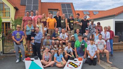 Bild: Lothar Ziegler/exb
Das Siegerteam William Derma (links) und Johannes Kraus (rechts) mit dem neuen Wanderpokal in der Hand. Gespendet hat ihn Bürgermeister Christian Porsch (mit Sohn David auf dem Arm).