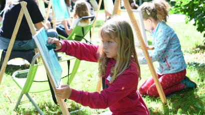 Bild: Gabi Schönberger
Kreative Kinder sind bei der Ferienprogramm-Aktion "Malen im Park" künstlerisch aktiv