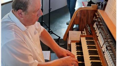 Bild: mab
Michael Koch begleitet Karin Schafberger und Jürgen Probst bei der Abendmusik in der Pfarrkirche in Schwarzenfeld an der Orgel.