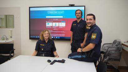 Bild: bl
Die Chefin der Nabburger Polizeiinspektion, Sabine Roidl, ist sich einig mit Klaus Großmann und Felix Schlagenhaufer (rechts) von der Arbeitsgruppe Cybercrime: Die Delikte in diesem Bereich nehmen zu.