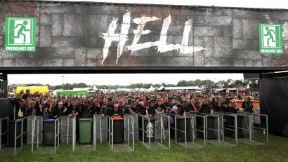 Bild: Christian Charisius/dpa
Metal-Fans warten an einem der Eingänge auf die Öffnung des Festivalgeländes.