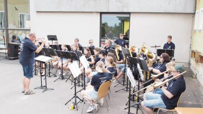 Bild: sak
Das Jugendorchester der Werkvolkkapelle Schlicht unter der Leitung von Joachim Schertl hat seinen großen Auftritt beim Sommer-Musikfest im Schulhof.