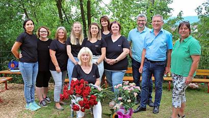 Bild: bsc
Für den kommenden Lebensabschnitt wünschten Kindergartenleiterin Nicole Lippert (Vierte von rechts) sowie (von rechts) Lisa Rauh (Fraktionsvorsitzende der Grünen), Bürgermeister Oskar Schuster, Uwe Heider (Fraktionsvorsitzender der CSU) und das Kindergartenpersonal Helga Trottmann (vorne) alles Gute.