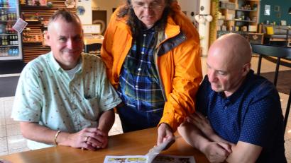 Bild: Kunz
Bernd Götz (rechts) stellt die neue "Bessy"-Reihe vor, die von Sammler Thomas Muroni (Mitte) und dem Weidener Club-Vorsitzenden Uli Narr begutachtet wird.