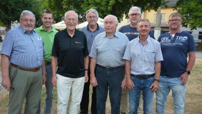 Bild: jr
Jahrzehntelang treue Mitglieder der Siedlergemeinschaft Konnersreuth sind in der Jahreshauptversammlung geehrt worden: Kreisvorsitzender Otmar Zeitler (von links), Ortsvorsitzender Andreas Malzer, Konrad Braun, Reinhard Betzl, Otto Siller, Michael Hamann, Erich Walenta und Rudi Kowal.