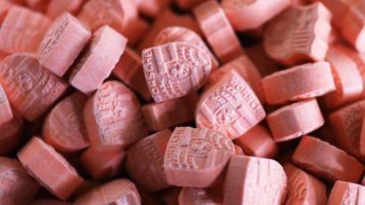 Bild: Oliver Berg/dpa/Symbolbild
Sichergestellte Ecstasy-Tabletten liegen auf einem Tisch.