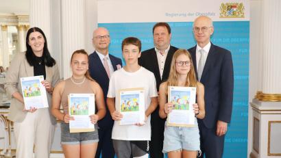 Bild: Regierung der Oberpfalz/Stühlinger-Weinhändler/exb
Regierungspräsident Walter Jonas (rechts), Bezirksheimatpfleger Tobias Appl (Zweiter von rechts) und Abteilungsdirektor Thomas Unger (Dritter von links.) mit den ausgezeichneten Schülern Lina Bernhard, Marcel Simon und Franziska Pappenberger und Lehrerin Christina Hein von der Wirtschaftsschule Weiden.