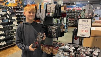 Bild: Soderer/exb
Schüler Leonhard Lobinger beim Arbeiten im Sporthaus Fehr
