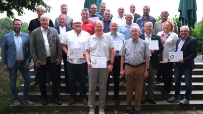 Bild: Hirsch/exb
Die Spengler-, Sanitär- und Heizungstechnik-Innung Schwandorf ehrte langjährige Mitglieder, allen voran Fritz und Rainer Buchfink (erste Reihe, vorne).