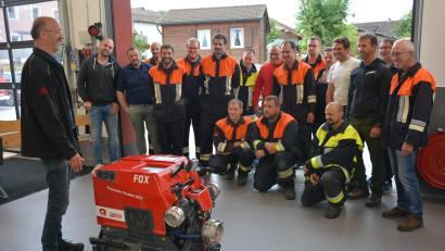Bild: jr
Am Dienstagabend erhielt die Feuerwehr Pleußen die neue Tragkraftspritze ausgeliefert. Stefan Ludwig (links) gab den Maschinisten und Gruppenführern eine erste umfassende Einweisung in das neue Gerät. Mit im Bild Kommandant Wolfgang Haberkorn (Siebter von rechts), links neben ihm Vorsitzender Markus Fischer.