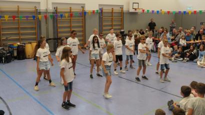 Bild: Grundschule Konnersreuth/exb
Bei Fest zum Abschluss des Schuljahres an der Grundschule Konnersreuth gab es ein buntes Programm.