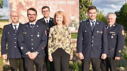 Bild: no
Führungswechsel bei der Feuerwehr Sunzendorf: (von links) Der scheidende Kommandant Eduard Bär, sein Nachfolger Tobias Kaspar, Kreisbrandmeister Thorsten Jobst, Bürgermeisterin Brigitte Bachmann, neuer 2.Kommandant Julian Rauch und Kreisbrandinspektor Hans Sperber.