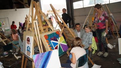 Bild: Weiß/exb
Ein Hit im Kinderferienprogramm: Der Malkurs der Freunde der Kunst in Oberviechtach.