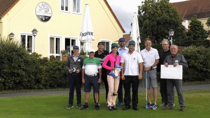 Bild: Golfclub Stiftland/exb
Die erfolgreichsten Teilnehmer des Turniers anlässlich der Oberpfalz-Woche, von links Wolfgang Beer, Franz Mätz, Klaus Oltscher, Karin Janda, Dennis Herzog, Peter Reisnecker, Wilhelm Fumy, Udo Kass, Herbert Bäuml.