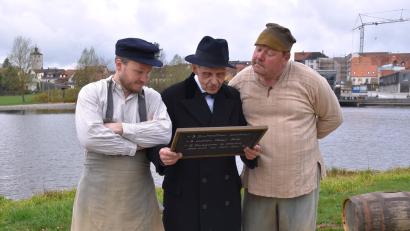 Bild: ubb
Eine Szene der Historischen Stadtführungen in Tirschenreuth spielte vor der Kulisse des Stadtteiches. Bei den 13 Führungen in diesem Jahr waren 325 Teilnehmer dabei.